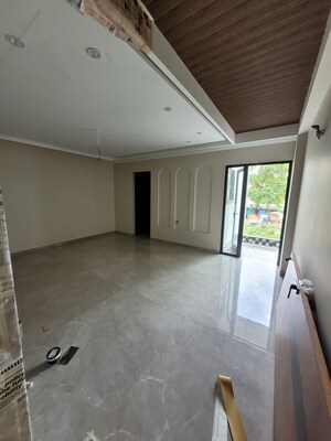 Room in 4 BHK Builder Floor at Parklands, Sector 85 – for Sale