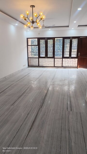 Room in 4 BHK Builder Floor at RWA Hauz Khas Block C 5, Hauz Khas – for Rent