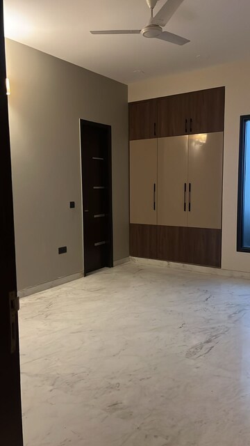 Room in 4 BHK Apartment at Jor Bagh – for Rent