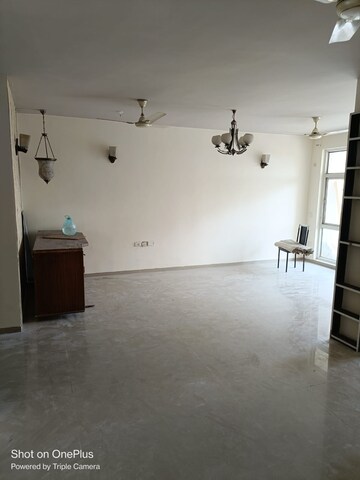 Room in 3 BHK Apartment at Omaxe Palm Greens Villas, Mu Greater Noida – for Sale