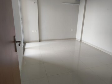 Room in 3 BHK Apartment at Tata Eureka Park, Sector 150 – for Rent