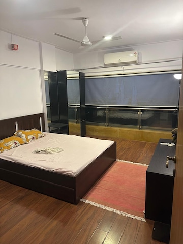 Team Area in 2 BHK Apartment at Pali Hill – for Rent