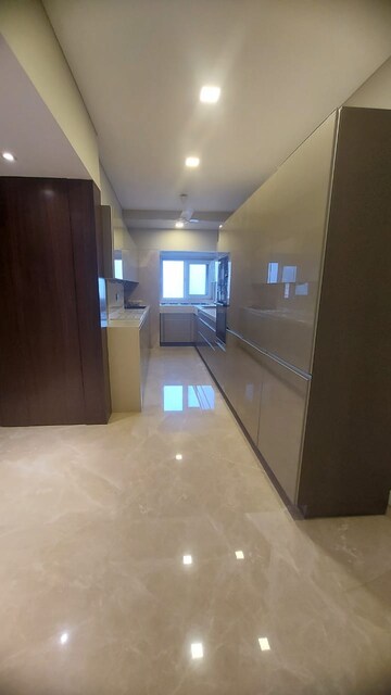 Room in 3 BHK Apartment at Bandra West – for Rent