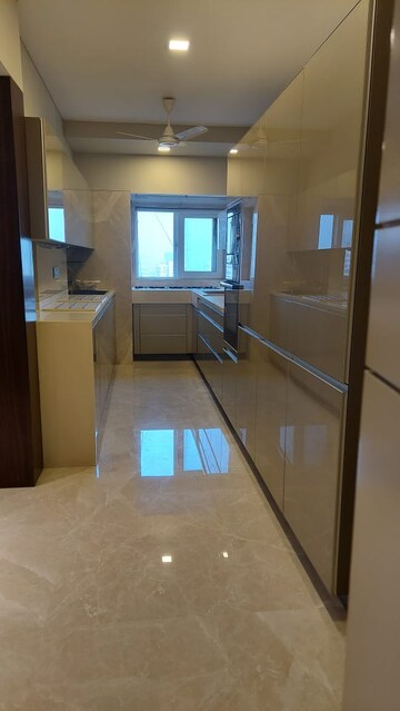 Room in 3 BHK Apartment at Bandra West – for Rent