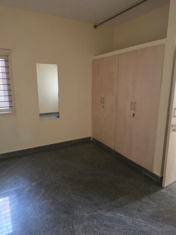 Room in 1 BHK Builder Floor at Halasuru – for Rent