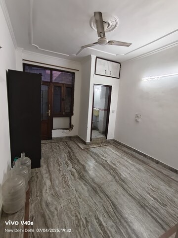 Room in 2 BHK Apartment at Vasant Kunj – for Rent