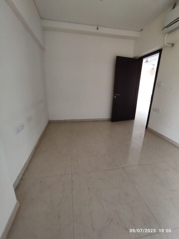 2 BHK Apartment For Rent in Ruparel Ariana, Parel