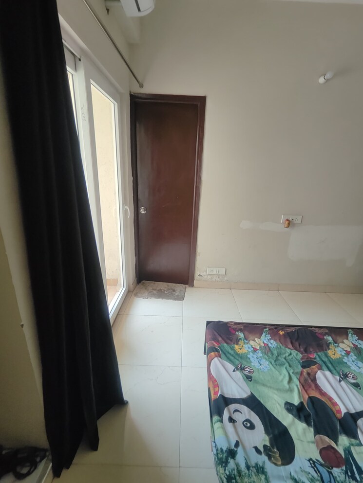 Bedroom, paras-tierea 2 Bedroom 925 Sq.Ft. Apartment In Sector 137 Noida 8940599