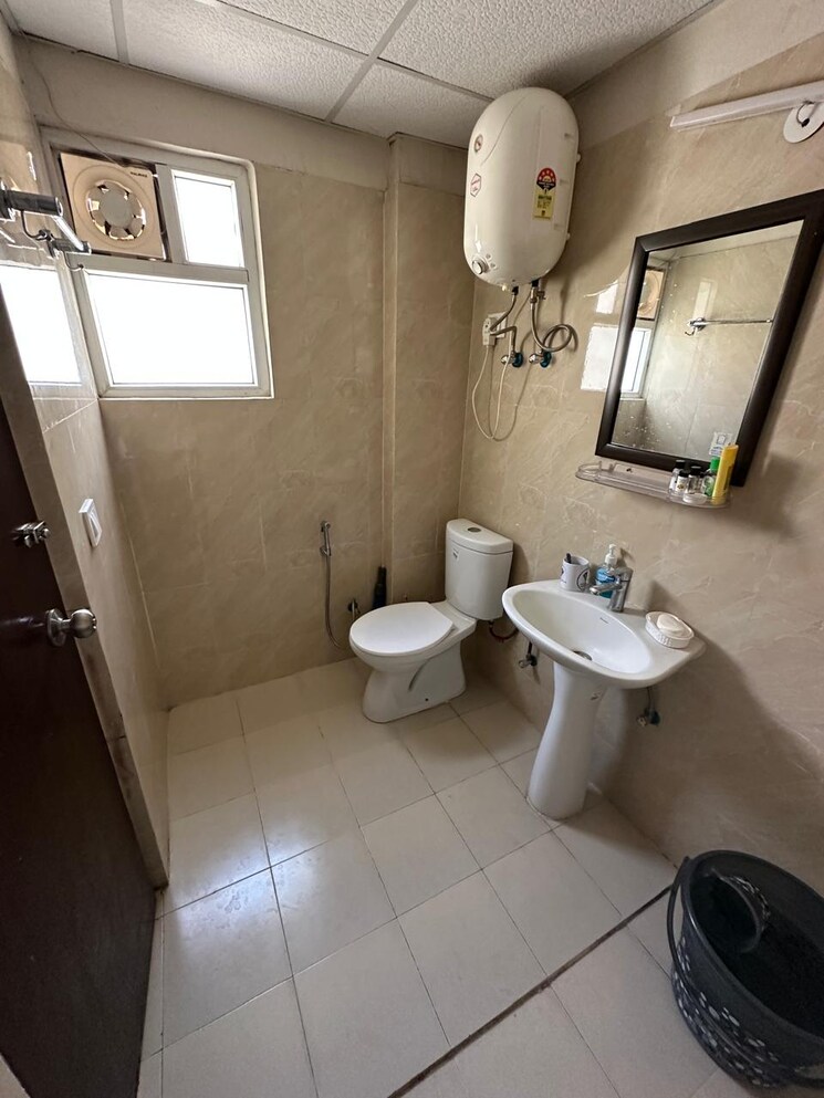 Bathroom, paras-tierea 2 Bedroom 925 Sq.Ft. Apartment In Sector 137 Noida 8940649