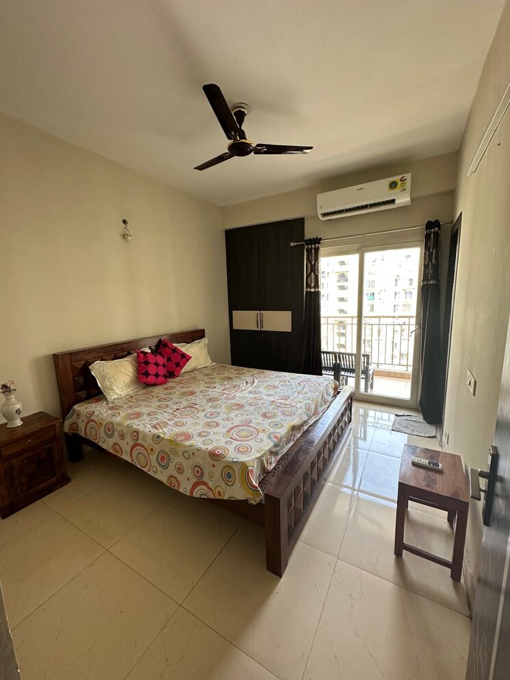 Bedroom, paras-tierea 2 Bedroom 925 Sq.Ft. Apartment In Sector 137 Noida 8940649