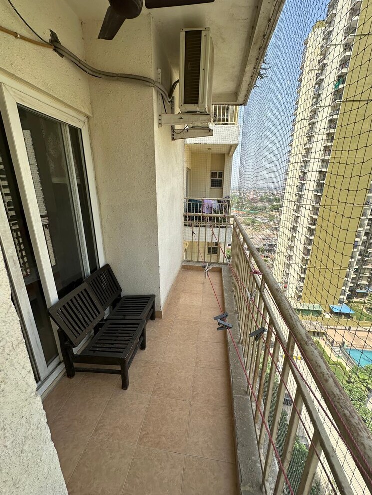 Balcony, paras-tierea 2 Bedroom 925 Sq.Ft. Apartment In Sector 137 Noida 8940649