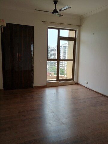Room in 2 BHK Apartment at Unitech Fresco, Sector 50 – for Rent