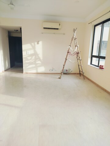 Room in 2 BHK Apartment at Unitech Fresco, Sector 50 – for Rent