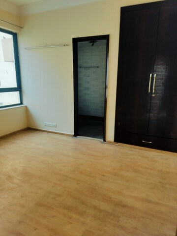 Room in 2 BHK Apartment at Unitech Fresco, Sector 50 – for Rent