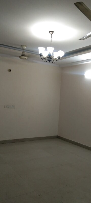 Room in 3 BHK Builder Floor at Kishangarh – for Rent