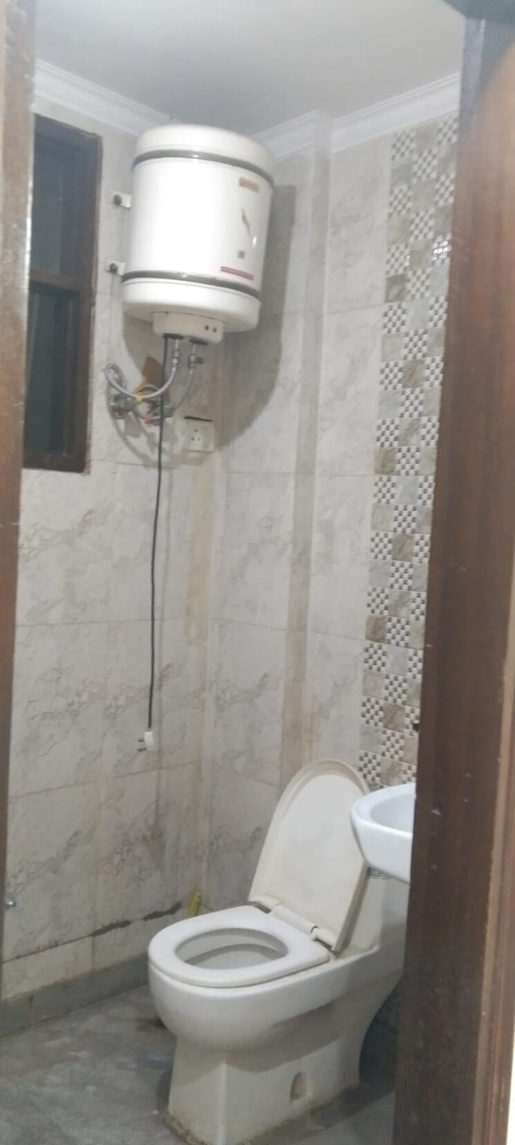 Bathroom, kishangarh 3 Bedroom 1300 Sq.Ft. Builder Floor In Kishangarh Delhi 8940952