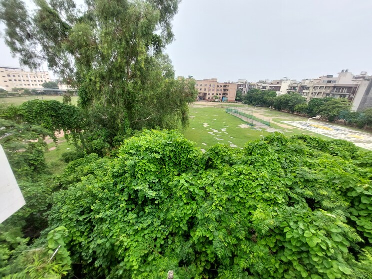 Garden, model town 3 2 Bedroom 90 Sq.Yd. Builder Floor In Model Town 3 Delhi 8941090