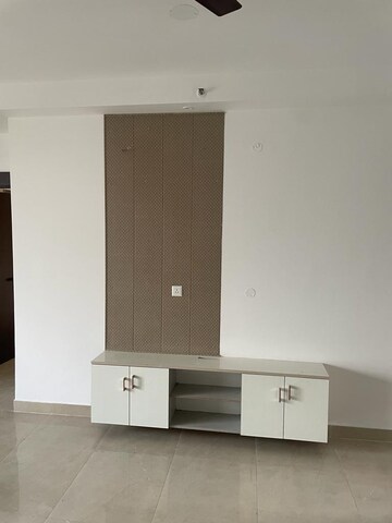 Room in 2.5 BHK Apartment at Mahagun Moderne, Sector 78 – for Rent