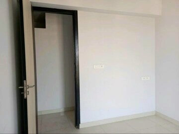 Room in 3 BHK Apartment at Oberoi Eternia, Mulund West – for Rent
