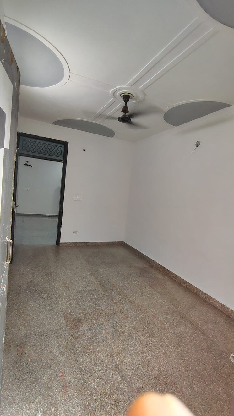 Room, dwarka mor 2 Bedroom 130 Sq.Yd. Builder Floor In Dwarka Mor Delhi 8941222