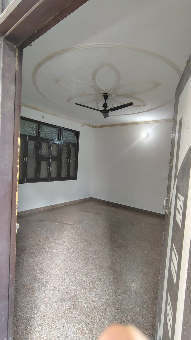 Room, dwarka mor 2 Bedroom 130 Sq.Yd. Builder Floor In Dwarka Mor Delhi 8941222