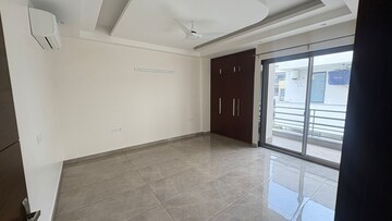 Room in 3 BHK Builder Floor at DLF Alameda, Sector 73 – for Rent
