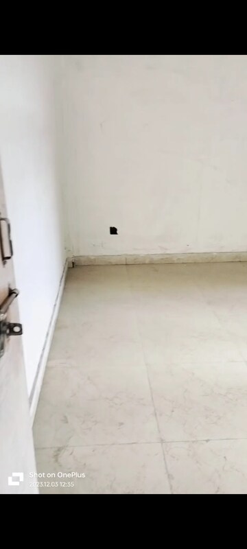 Room in 3 BHK Apartment at Vashisht Heights, Sector 87 – for Sale