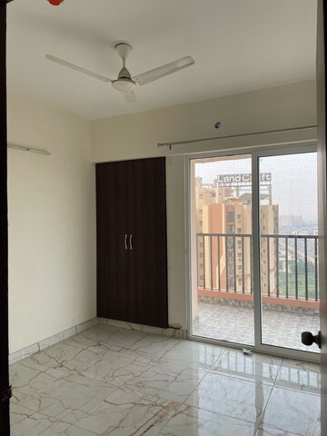 Room in 2 BHK Apartment at Landcraft Golf Links, Pandav Nagar – for Rent