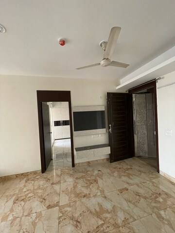 Room in 2 BHK Apartment at Landcraft Golf Links, Pandav Nagar – for Rent