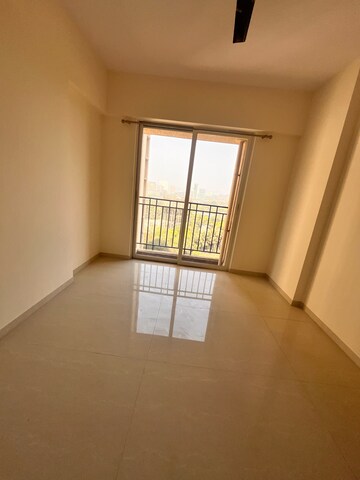 Room in 2 BHK Apartment at Vijay Orovia, Hiranandani Estate – for Rent