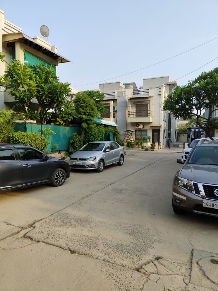  Parking, thaltej 3 Bedroom 1900 Sq.Ft. Villa In Thaltej Ahmedabad 8941526
