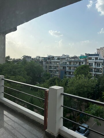 Balcony in 3 BHK Builder Floor at Unitech South City II, Sector 50 – for Rent