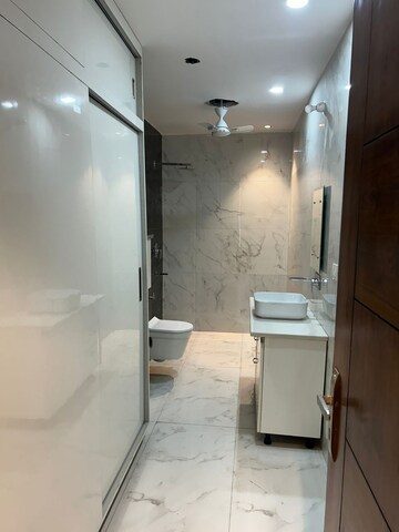 Bathroom in 3 BHK Builder Floor at Unitech South City II, Sector 50 – for Rent