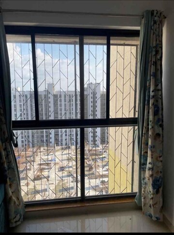 Room in 4 BHK Apartment at Dosti Group Imperia, Manpada – for Rent