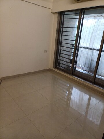 Room in 2 BHK Apartment at Ekta Verve, Khar West – for Rent