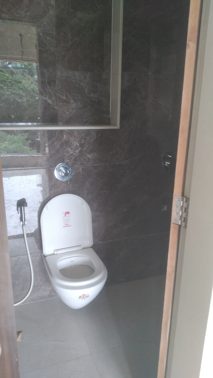 Bathroom, vardhman-grandeur 3 Bedroom 900 Sq.Ft. Apartment In Andheri West Mumbai 8942802