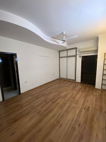 Room in 3 BHK Apartment at Unitech Uniworld Gardens, Sector 47 – for Rent