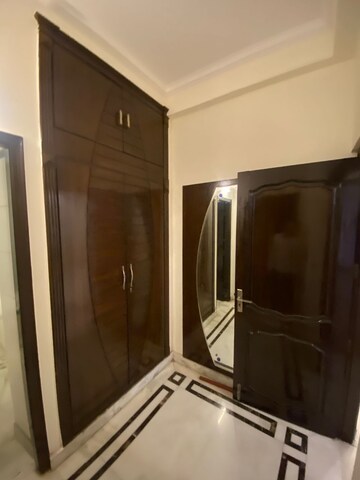 Furnished Amenities in 3 BHK Apartment at Unitech Uniworld Gardens, Sector 47 – for Rent