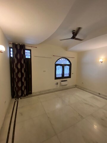 Room in 3 BHK Apartment at Unitech Uniworld Gardens, Sector 47 – for Rent
