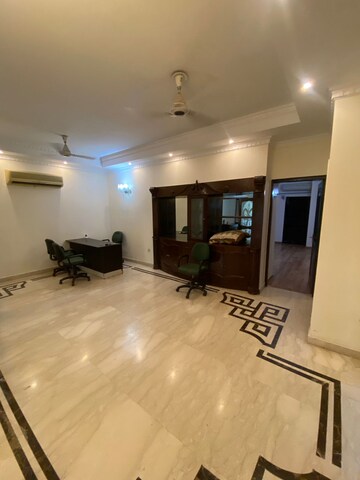 Room in 3 BHK Apartment at Unitech Uniworld Gardens, Sector 47 – for Rent