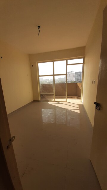 Room in 2 BHK Apartment at Pyramid Elite, Sector 86 – for Rent