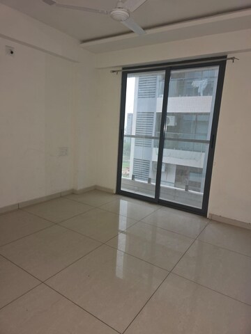 Room in 3 BHK Apartment at Sama Savli Road – for Rent