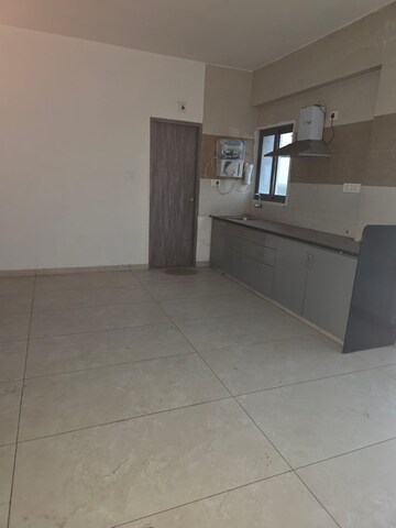 Room in 3 BHK Apartment at Sama Savli Road – for Rent