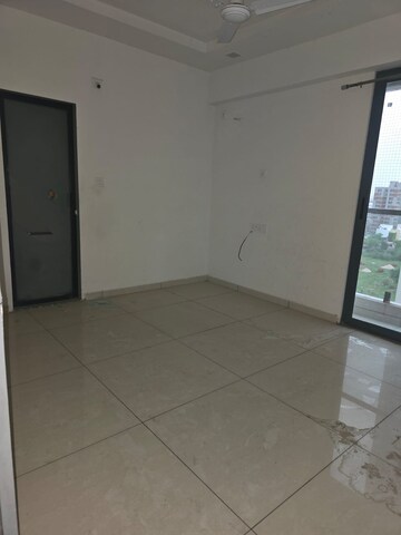 Room in 3 BHK Apartment at Sama Savli Road – for Rent