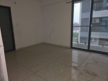 Room in 3 BHK Apartment at Sama Savli Road – for Rent