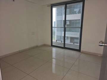 Room in 3 BHK Apartment at Sama Savli Road – for Rent
