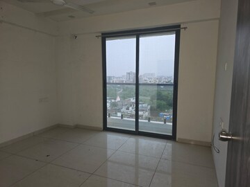 Room in 3 BHK Apartment at Sama Savli Road – for Rent