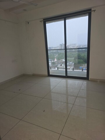 Room in 3 BHK Apartment at Sama Savli Road – for Rent