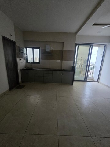 Room in 3 BHK Apartment at Sama Savli Road – for Rent