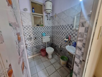 Bathroom in 2.5 BHK Builder Floor at Mayur Vihar – for Rent